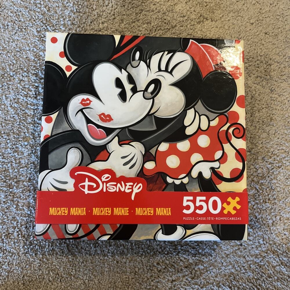 Disney Mickey Mania 550 Piece Puzzle Mickey & Minnie Hugs And Kisses